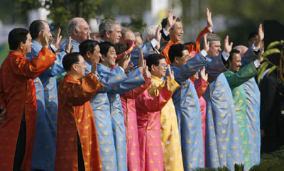 APEC leaders take family photo