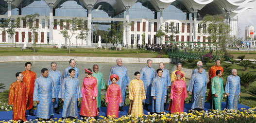 APEC leaders take family photo