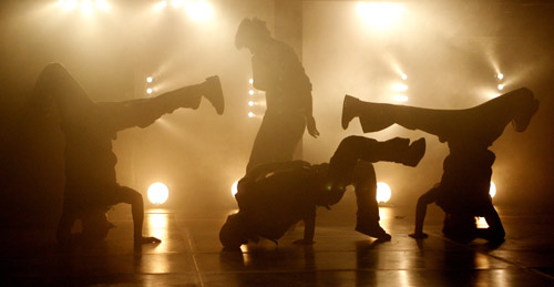 South Korean youths dance their way