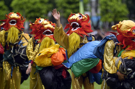 PLA perform parachute jump show in Hong Kong