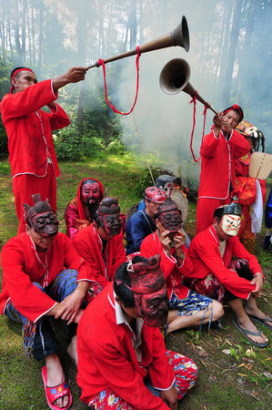 Villagers perform traditional Yang Opera