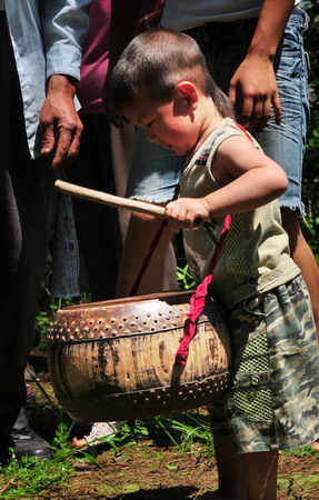 Villagers perform traditional Yang Opera