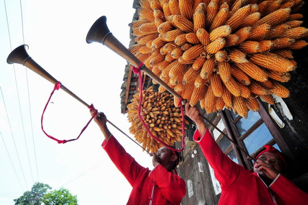 Villagers perform traditional Yang Opera