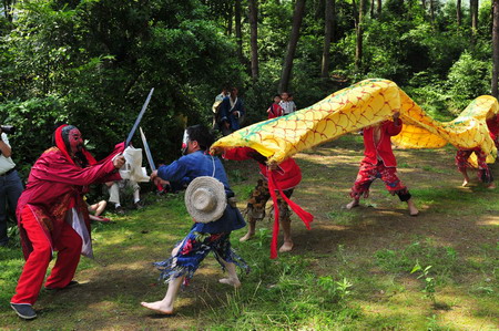 Villagers perform traditional Yang Opera
