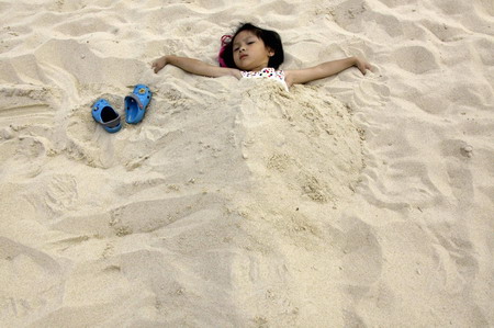 Chinese children enjoy summer at theme park