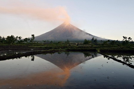 Mayon volcano continues to rumble, lava fountaining