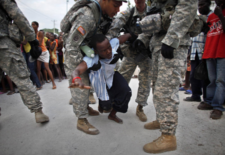 World struggles to distribute food in Haiti