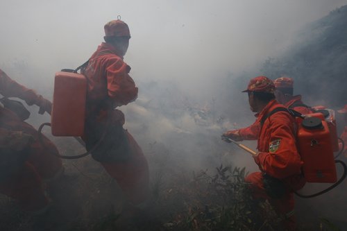 4,700 firefighters battle mountain blaze
