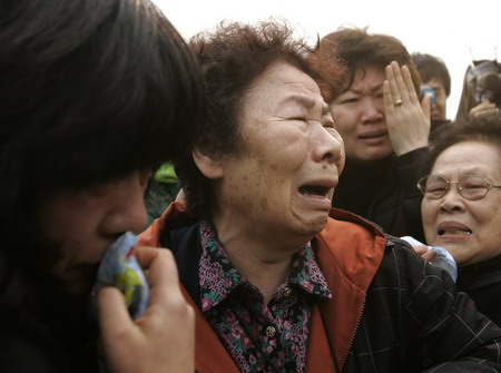 Search for missing ROK sailors continues, relatives weep