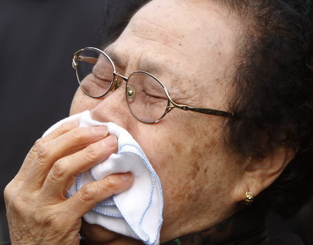 Search for missing ROK sailors continues, relatives weep