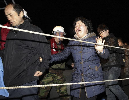 Search for missing ROK sailors continues, relatives weep