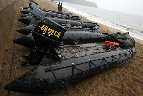 Search for missing ROK sailors continues, relatives grieve