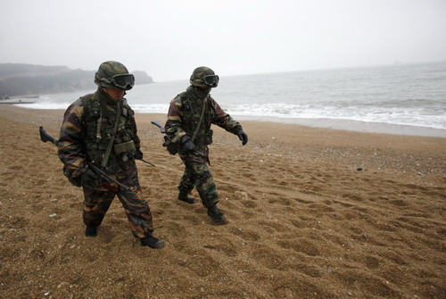 Search for missing ROK sailors continues, relatives grieve