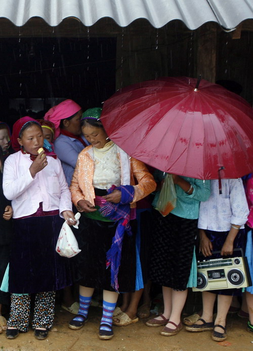 Queue to seek love in Vietnam's love market