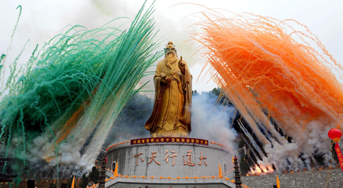 People set up statue of Laozi, founder of Taoism