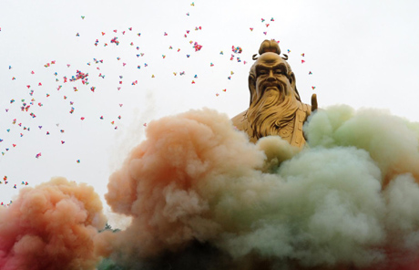 People set up statue of Laozi, founder of Taoism