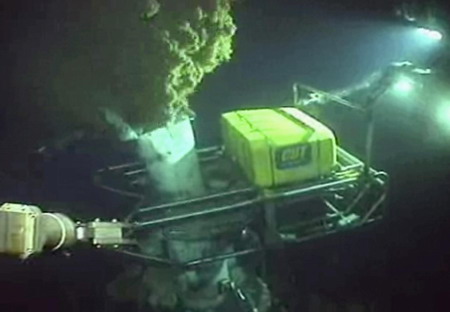 BP uses robotic saw to contain oil leak