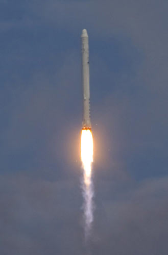 Millionaire's test rocket reaches orbit on 1st try