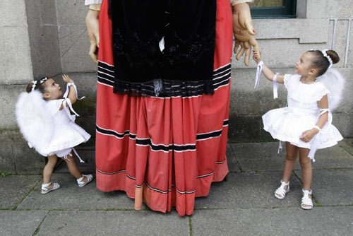 Dancing with daughters on the shoulders