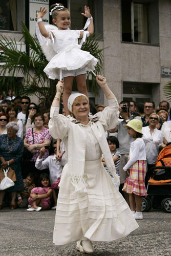 Dancing with daughters on the shoulders