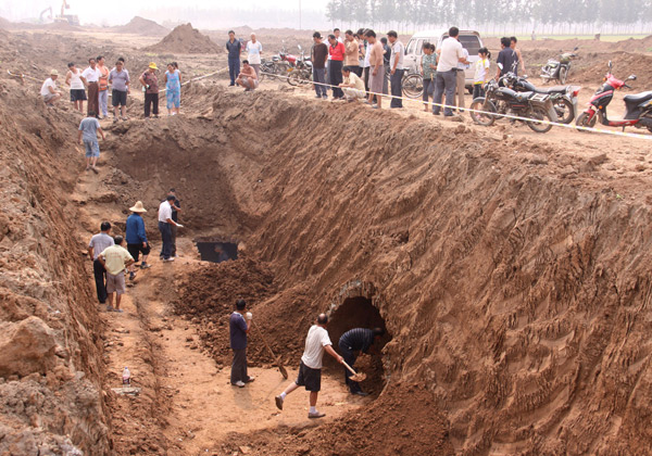 Two ancient tombs unearthed in Central China