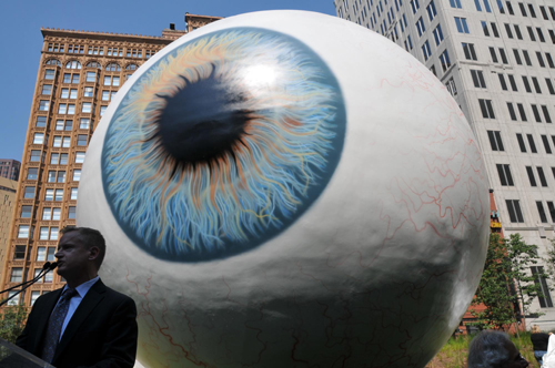 Chicago gets 90-feet-high 'Eyeball'