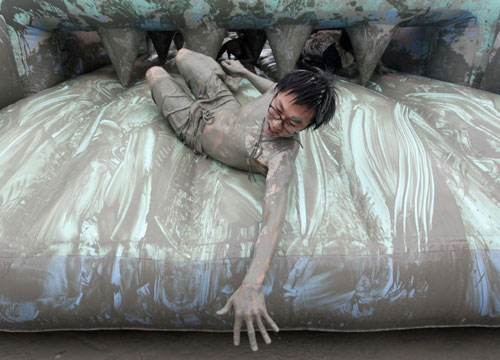 Mud 'fight' wows tourists in Seoul
