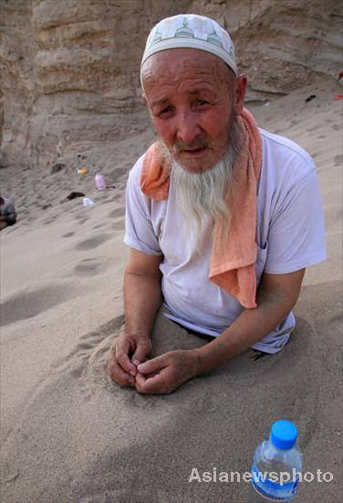 Hot sand treatment popular in Xinjiang