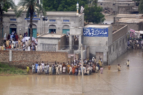 Hundreds of residents take refuge from heavy floods in a mosque in the Muzaffar Ghar district of Pakistan's Punjab province August 5, 2010. Pakistan floods make millions homeless