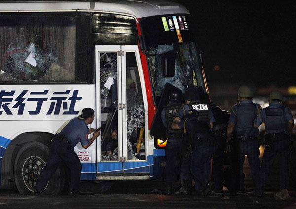 Philippine police assault hijacked bus