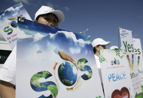 Cancun climate talks continue with protests