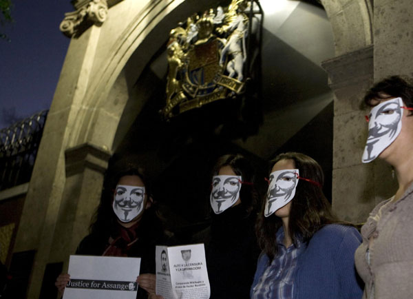 'Anonymous' protesters rally for Assange