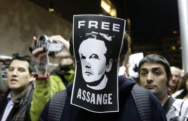 'Anonymous' protesters rally for Assange