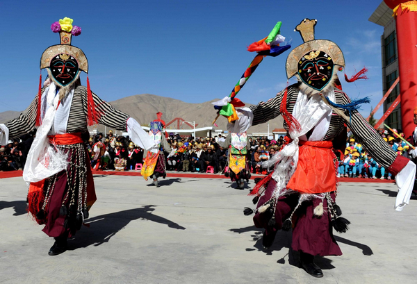 Tibetan famers and herdsmen perform Tibetan Opera 'Ode to Auspiciousness' to celebrate the upcoming Serfs Emancipation Day in Zhanang county of Southwest China's Tibet autonomous region, March 26, 2011. Tibetans celebrate upcoming Serfs Emancipation Day