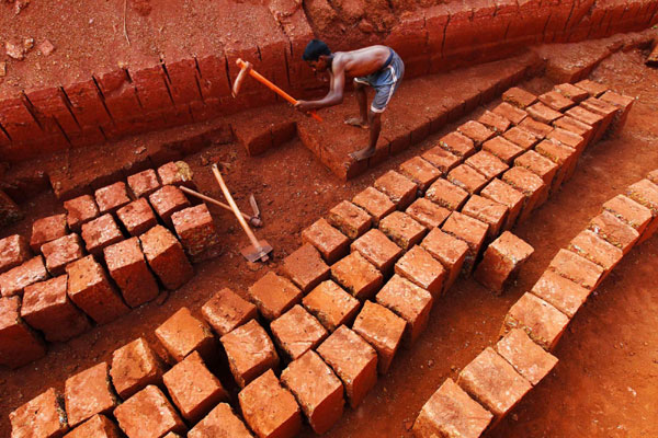 Hard life of people in Mumbai