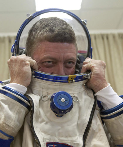 Three-man team to leave for Space Station