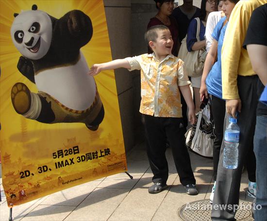 The Kong Fu Panda2 made its premier debut in Chinese mainland on Saturday, hitting a buzz amony Chinese audience.Three yeara ago, the film Kong Fu Panda score a record box-office revenue for cartoon movies with 180 million Yuan ($ 27.8M)takings. Chubby Po returns: Kong Fu Panda 2