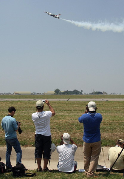 F-16 fighters fly stunts in Air Show Turkey