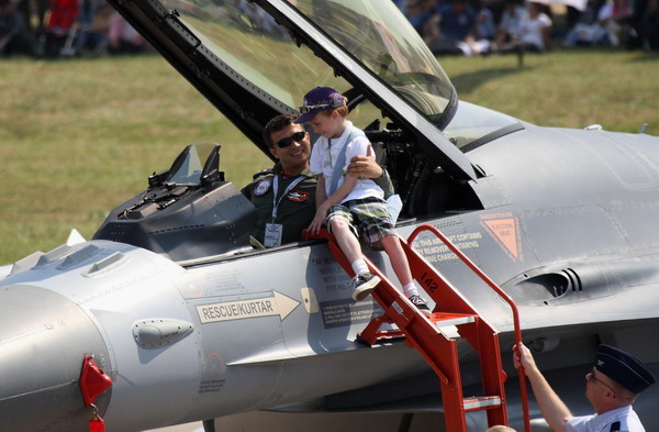F-16 fighters fly stunts in Air Show Turkey