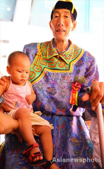 China's tall man dwarfs crowd at function