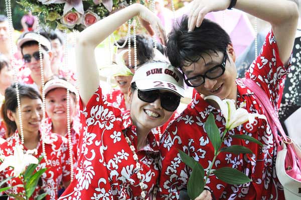 More than 130 loved-up couples commit in Hainan