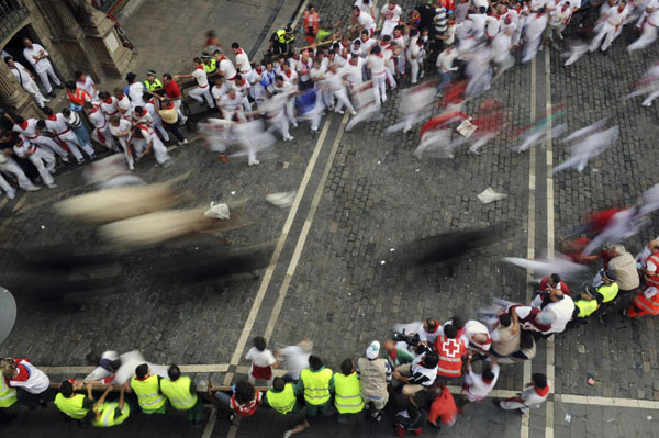 Victoriano del Rio fighting bulls cross the town hall square during the sixth running of the bulls at the San Fermin festival in Pamplona July 12, 2011. Bulls run at San Fermin festival