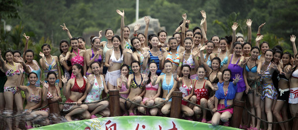 From colleges throughout the country, 160 students have been selected to guide and present medals at the Universiade, and they assembled in the scenic spot for a five-day drill ahead of the sporting event, which will be held in Shenzhen, Guangdong province, on Aug 12. Fun and games for Universiade hostesses
