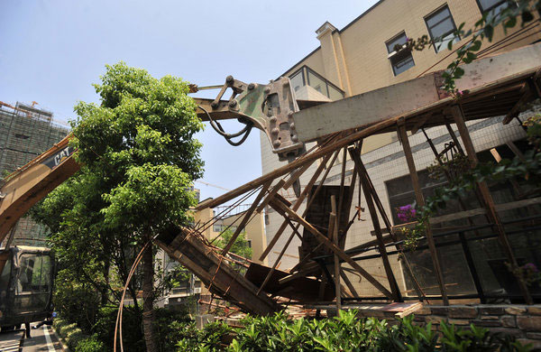 Luxury villa extensions demolished in Wuhan