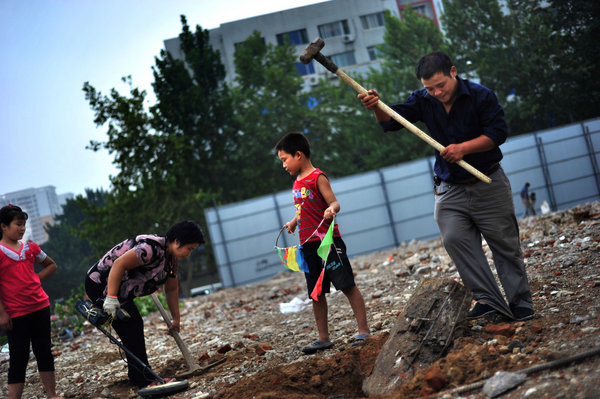 Summer vacation brings out young migrant workers
