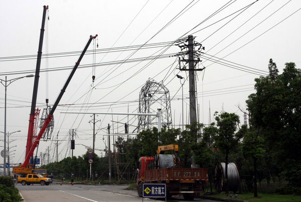 Power pylons blown apart by wind in E China