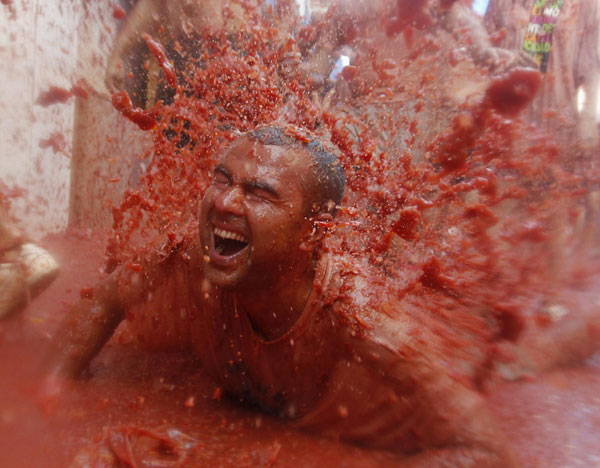 A reveller is covered with tomato pulp after the annual 'Tomatina' (tomato fight) in the Mediterranean village of Bunol, near Valencia August 31, 2011. The origin of the tomato fight is disputed - everyone in Bunol seems to have a favourite story - but most agree it started around 1940. Tomato fight in Valencia
