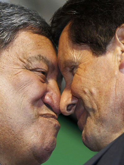 Australia coach Robbie Deans (R) exchanges a Hongi with a member of the welcoming party during a welcome ceremony for the Australia Rugby World Cup team in Auckland September 6, 2011 Hongi greeting ahead of Rugby World Cup