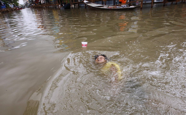 Storm-triggered floods soak Thailand