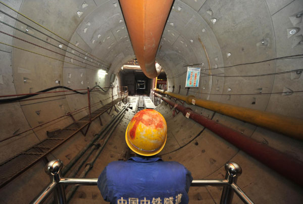 1st subway tunnel runs under Yangtze River